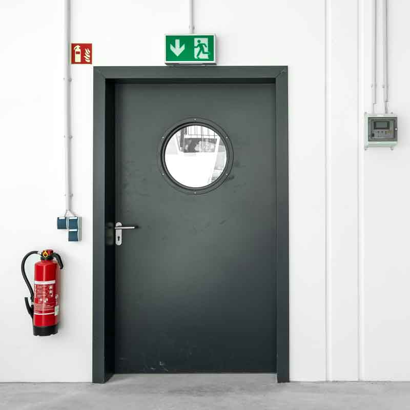 Schwarze Tür mit rundem Fenster_Brandschutz_Muenchen_Huber-Trockenbau-Muenchen